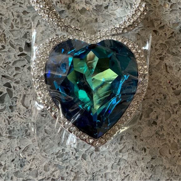 Heart of the Ocean Necklace - Picture 2 of 11